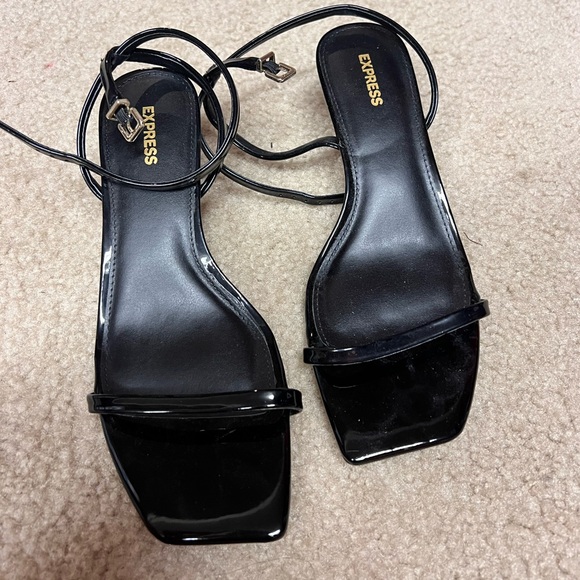 tiny heels! - Picture 1 of 3